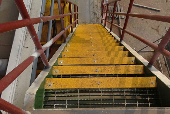 FRP Anti-Rutsch-Treppen-Nasen-Anti-Rutsch-Matten Oberflächenbeschichtung Harz Iso AS4586 für Ölfeld-Treppen